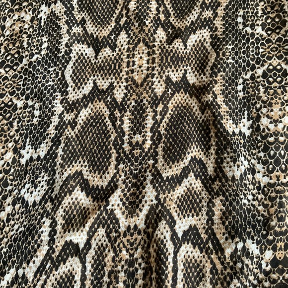 CALVIN KLIEN Women’s Snakeskin Design Wide Infinity Loop Scarf NEW WITH TAGS - Picture 6 of 9